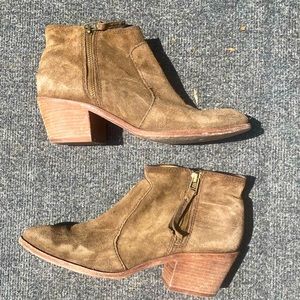 Madewell Janice Boots in Olive Suede